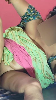 Тітка сиділа і їла, поки не було видно стегна. Я емоційно побачив її. Я пішов на кремпай і займався з нею сексом.