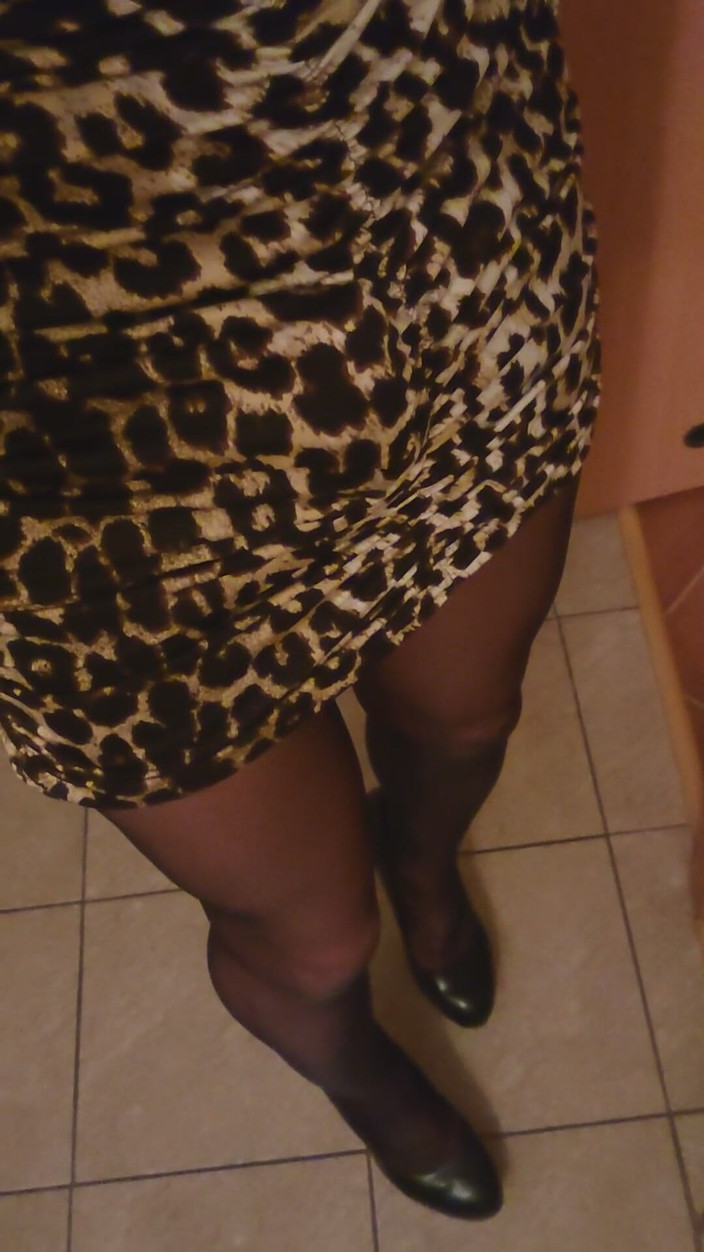 MicziCD: Robe léoparde sexy et grosse éjaculation