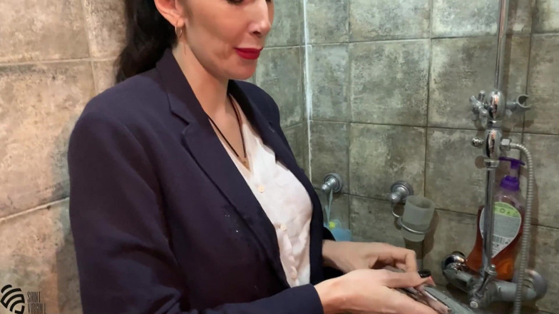 LizaVirgin: Une MILF sexy se fait baiser sous la douche et éjaculer...