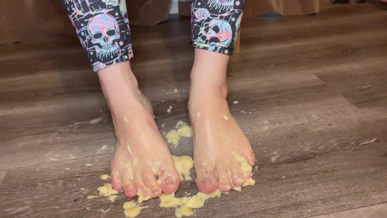 EeveeXo: Fetish makan pisang sampai muncrat di bawah kaki jenjangku