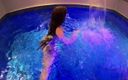 Mel Fire: Me encanta que me miren desnuda en una piscina