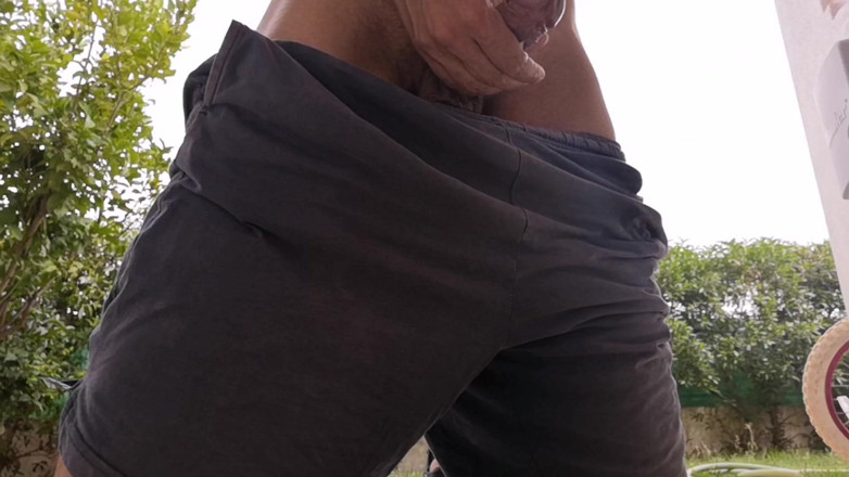 Rafael Torreano: Papi suave y caliente atrapado masturbándose afuera