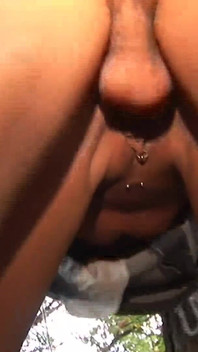 Güzel esmer ateşli kız açık havada seks için erkeğine yardım ediyor