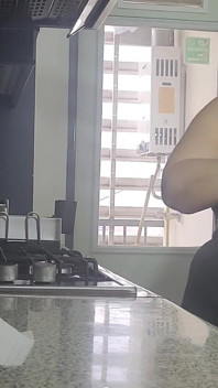 Mama vitregă futută în bucătărie, Numai fani în Slow Motion, muie