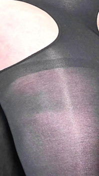 Jävla en tjej med en vinklad jungfruplock och sperma i henne (sperma på nylon)