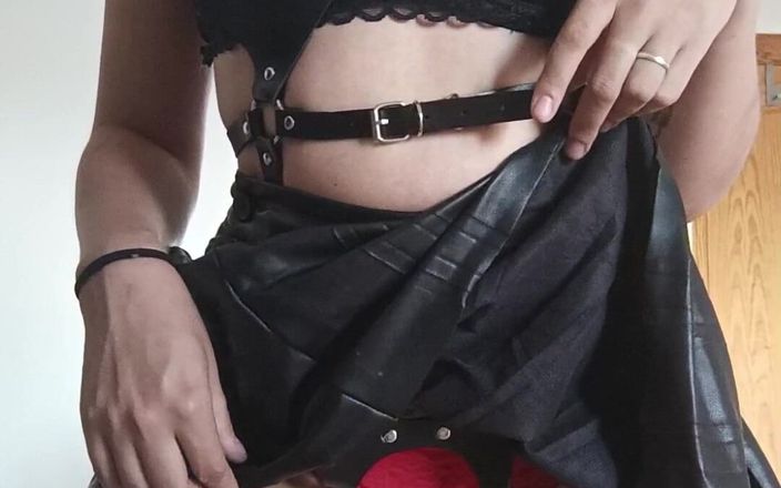 Softbrattypuppy: Stăpâna germană îți comandă să sugi pula și să înghiți spermă