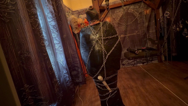 Aaexperiencesltd: Část 1: - Domina Satana &amp; Bag Man palety obal a řetězy.