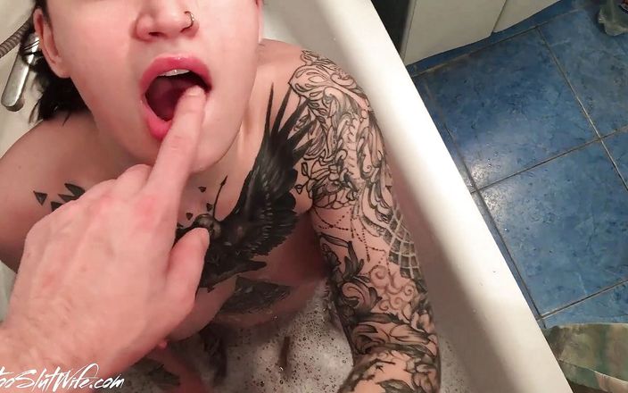 Tattoo Slutwife: Posłuszna laska zmysłowe głębokie gardło penisa przyrodniego brata - twarzy