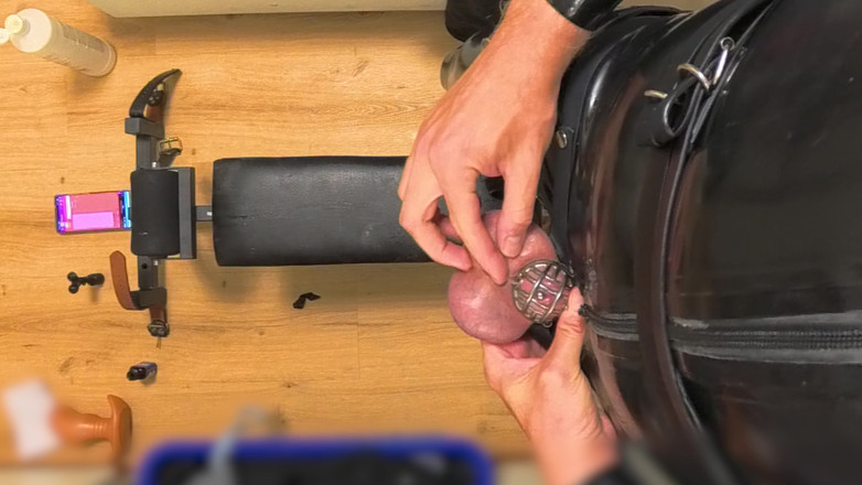 Chastitybeltboy: Lateks Chastity Cage Sissy na Sex Machine Pillory i Double...