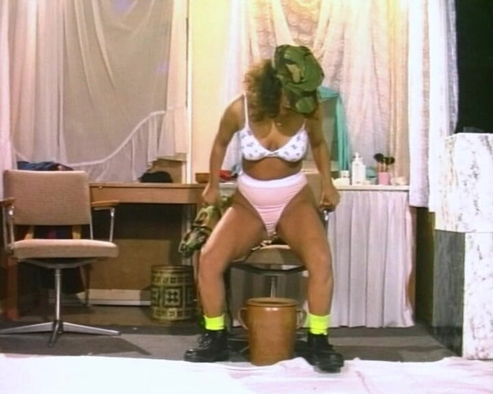 YOUR FIRST PORN: Culottes urinaires et gros orgasme au gode