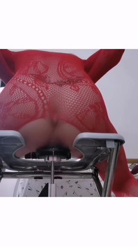 Auf der sexmaschine sitzen und zum squirting gefickt werden