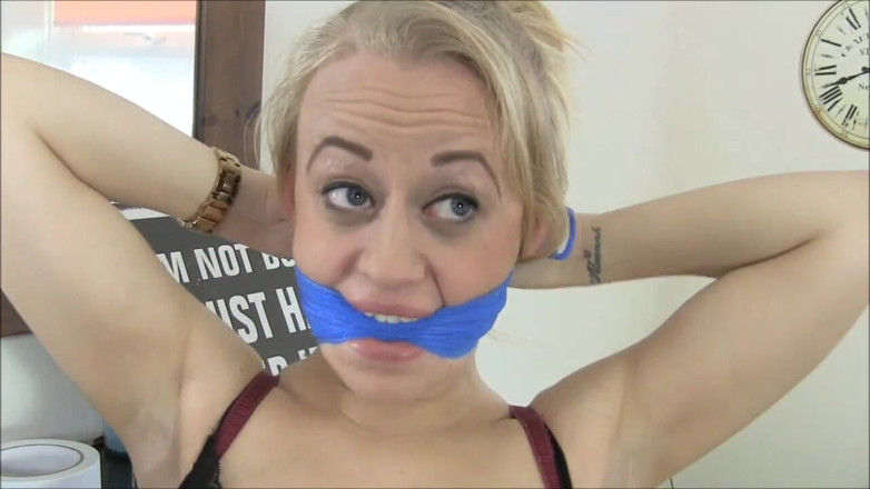 Selfgags classic: Carleyelle: кляпи призначені для того, щоб бути тугими!