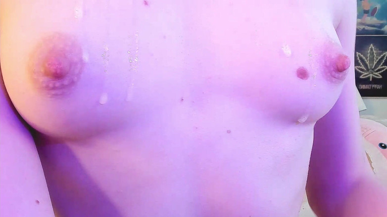 Skinny_lady69: Show de crachats sur les seins