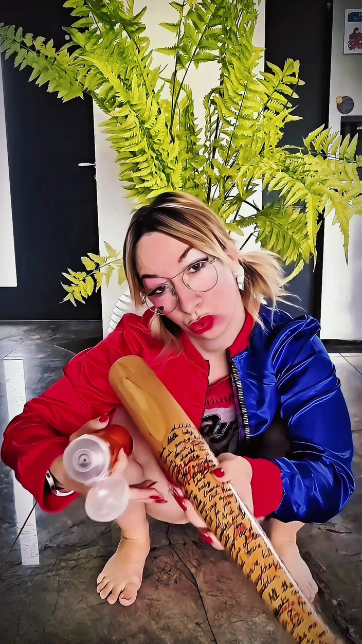 GIULIANA_OFFICIEL: 할리 퀸 마블이 야구 방망이를 붙입니다.