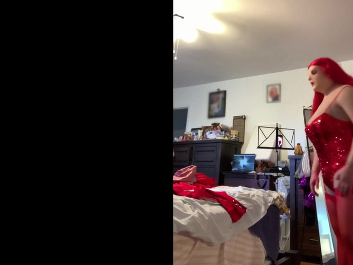 Deanna Doll: 戴安娜 cd 娃娃在闪闪发光的 leotard 摩擦她的阴户