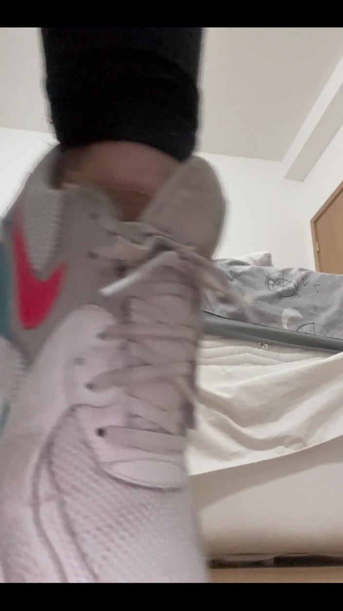 KiffaFeet: 脱掉我昨天为你穿的汗水和超级臭的运动鞋