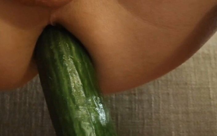 Justin Schell: この大きな野菜のおもちゃを私のタイトで小さな肛門で楽しんでいます。