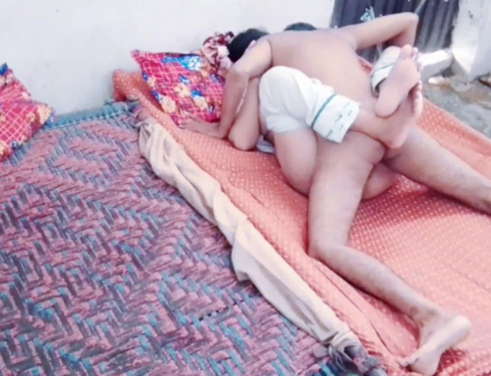 Abida sexy: Femeie țâțoasă care face dragoste cu mare și neagră (Febra junglei)