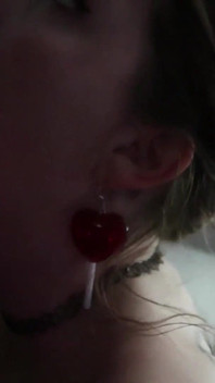 Katja и Riley решают сделать двойной минет на улице у бассейна в Xbiz