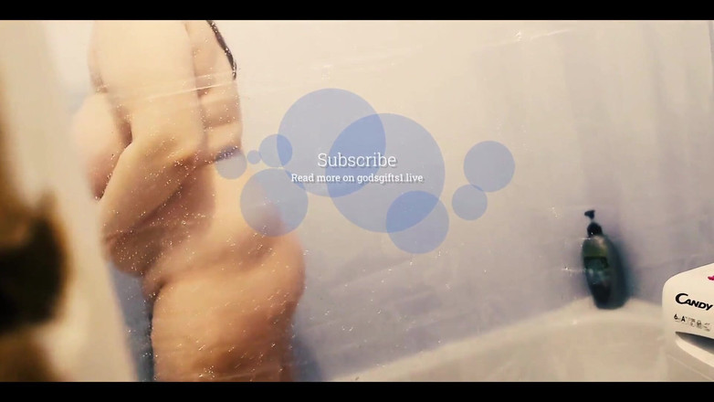 Godsgifts1: J’ai surpris ma demi-sœur sous la douche en train de...