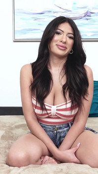 Strokies Ohio Bombshell Reyna Belle memberikannya handjob basah