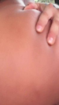 男の車に乗り込み、彼の車の中で大きなお尻でセックス - Sayafit