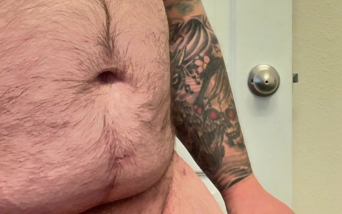 TattedRockerBear: Sexy Potetovaný chlupatý baculatý medvěd stříká s pérovým prstenem