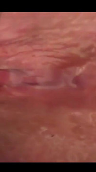 Estremo primo piano strofinando il mio clitoride con piercing da un pennello e l'enorme orgasmo mi fanno bagnare completamente la figa