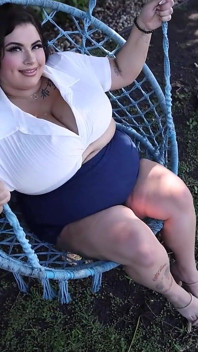 야외에서 거대한 백인 자지를 따먹는 섹시한 라틴계 비 Cremita