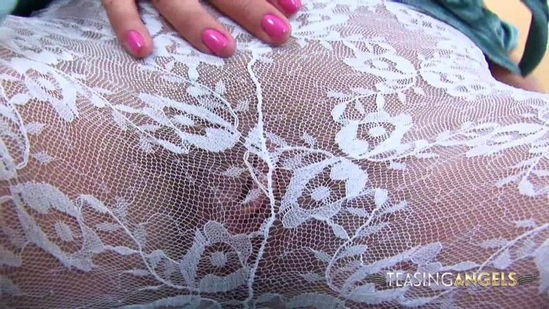 Teasing Angels: Mát-xa đít và âm hộ của cô ấy trong một hành động solo