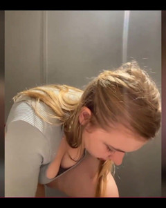 JuiceLussie: Hai lần thâm nhập. Đụ hậu môn. Bắn nước rất nhiều