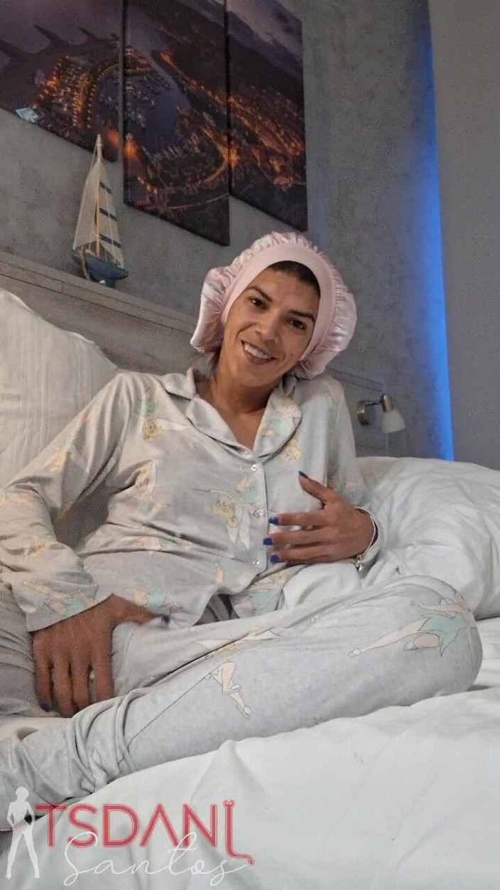 Tsdanisantos1: Doma dobré shemale ukazuje svůj penis