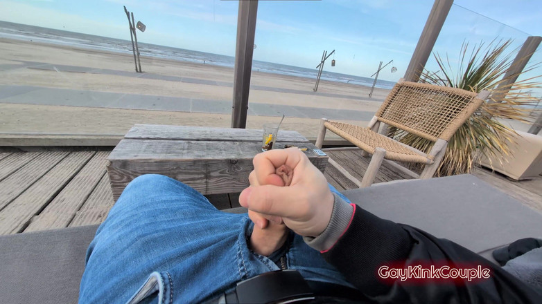 GayKinkCouple: Wank berisiko di Pantai