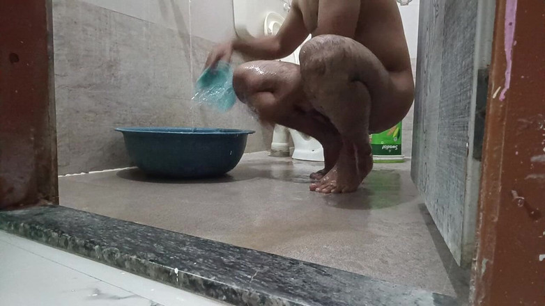 LovedSunsine1990: Je me déshabille toujours dans la salle de bain.