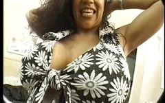 Sexy exótica milf recebe seu cu fodido com um pau durante sexo a três