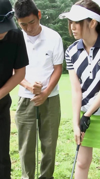 Blowbang i gorący seks ruchają seksowną Japonkę na polu golfowym