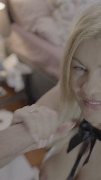 Blondes zimmermädchen spreizt sich weit für tiefe schlafzimmer stöße
