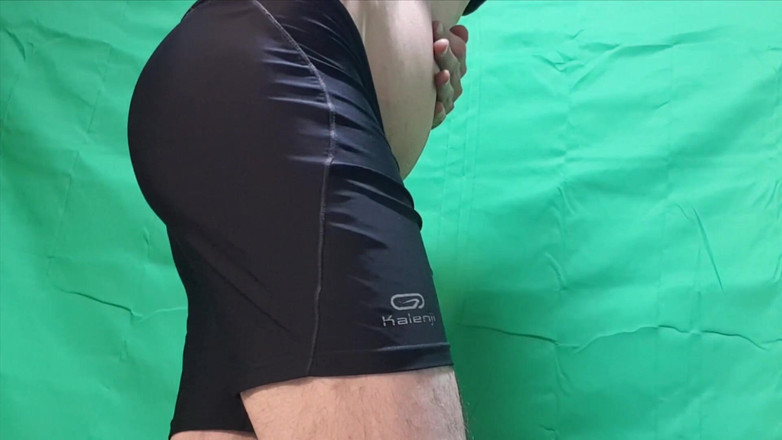 HeIsSooThin: Lösa byxor och tighta shorts som underbyxor