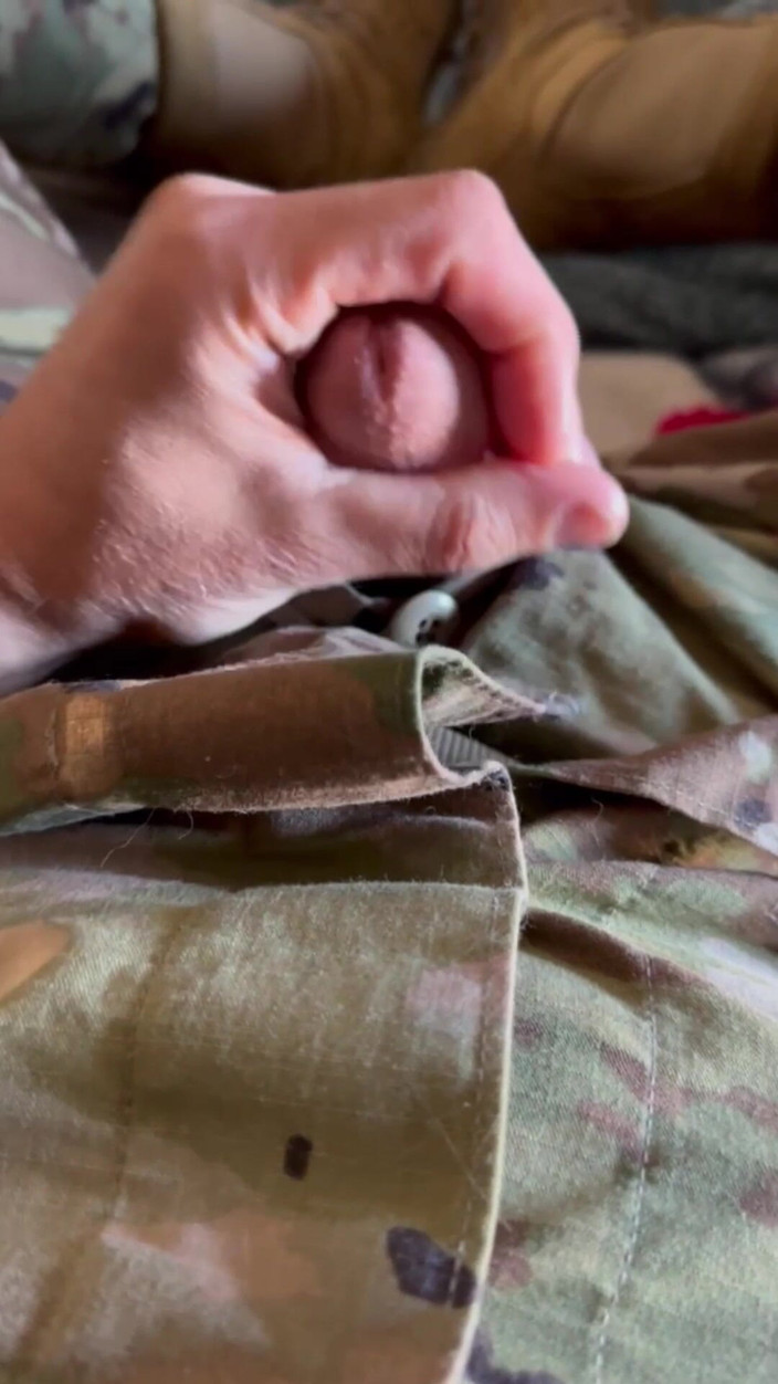 Gay Soldier Stuff: सैनिक शुक्रवार को आराम कर रहा है - बेशक यह मेरी वर्दी में मेरे धड़कते हुए लंड को मरोड़ना शामिल करेगा