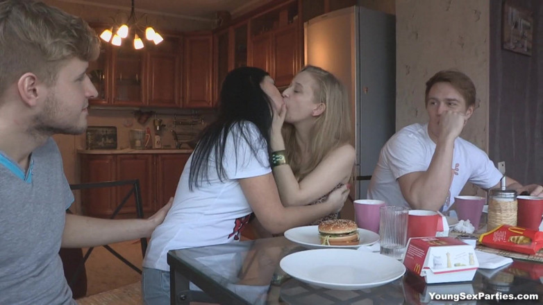 Young Sex Parties: สาวๆ รุ่นเยาว์เย็ดกันเป็นคู่และแบบอื่นๆ