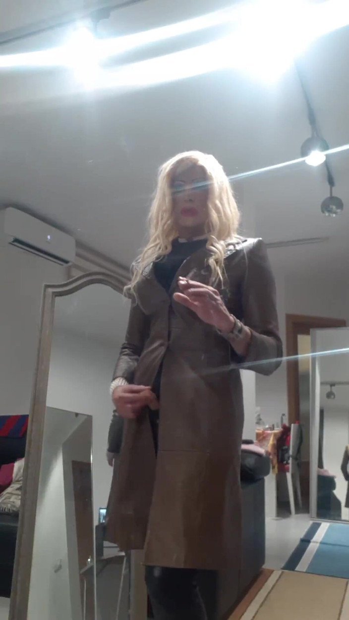 Tatiana Zorrita: Skórzany płaszcz