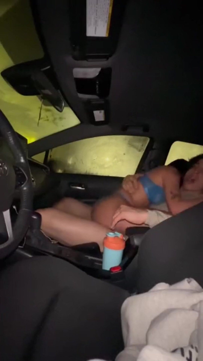 Gattouz0: इतालवी मॉडल को कार में चुदाई पसंद है