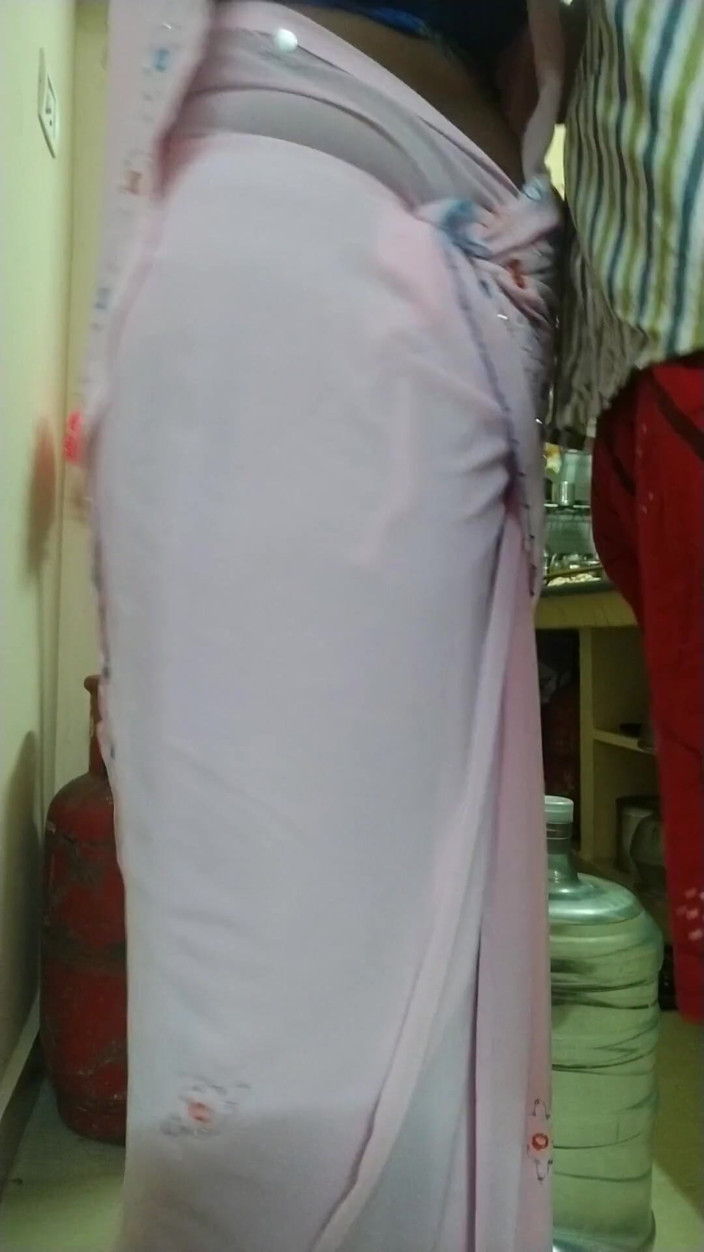 Saranya: Un watercan se fait baiser