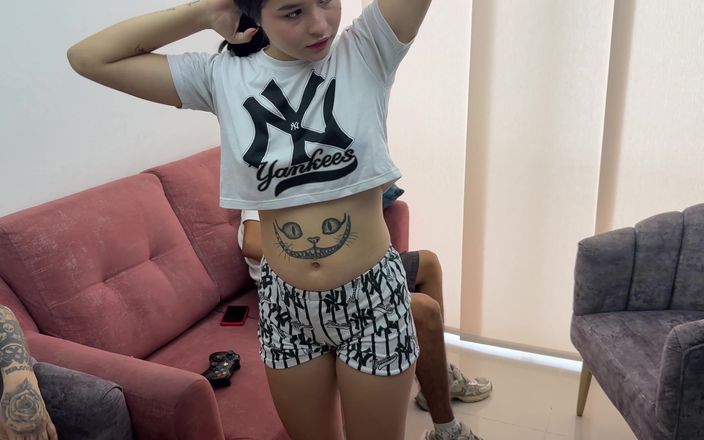 JhonAndSara: 当我的丈夫在剧中和他最好的朋友一起玩耍时，我借此机会勾引了他，而他却狠狠地了我。
