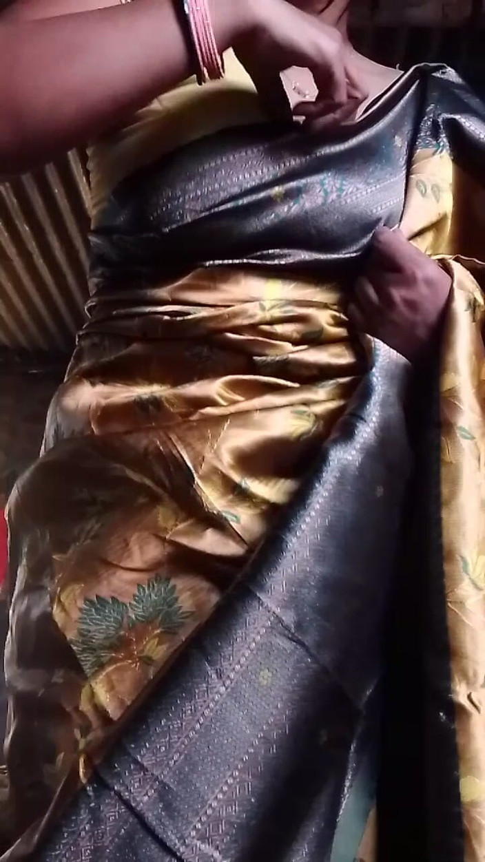 Soni sk: Indisches deshi dorf heiße sexi sanskaari hausfrau masturbiert Verführt ihre...