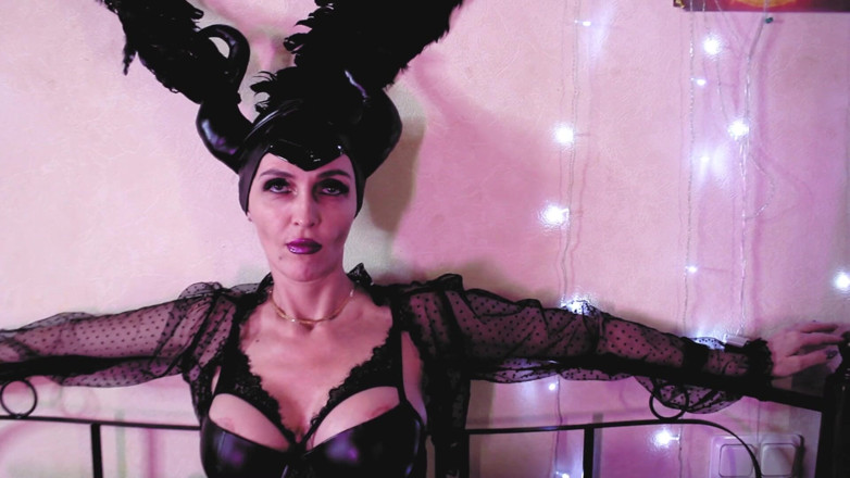 Eva Latexxx: Nữ thần nóng bỏng Eva Latex maleficent solo footfetish bdsm...