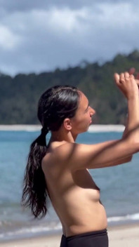 ดูดควยและช่วยมือบนชายหาดที่ดีที่สุด แล้วกลืนน้ำแตกหมด