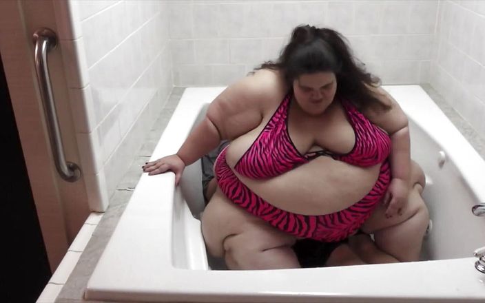 Full Weight Productions: BigmommaKat bombe nel culo nella vasca da bagno