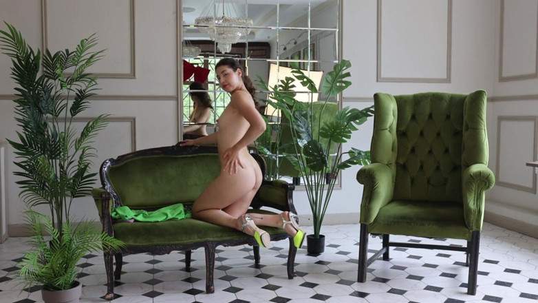 Teen Dreams: Safir în rochie verde și tocuri