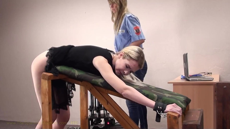 The Spanking Machine: Sissi 8 výprask - bičování zadku